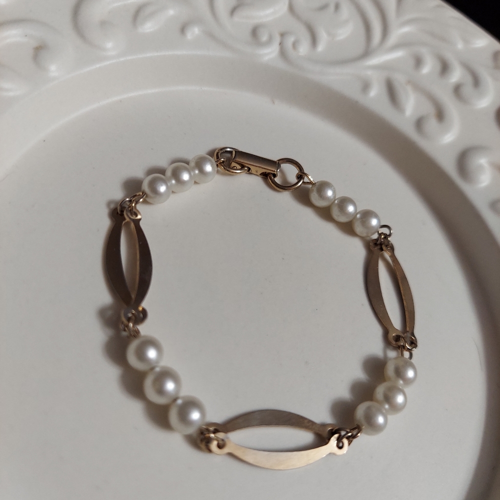 Sarah Coventry Gold Tone/Faux Pearl Bracelet - Picture 2 of 8